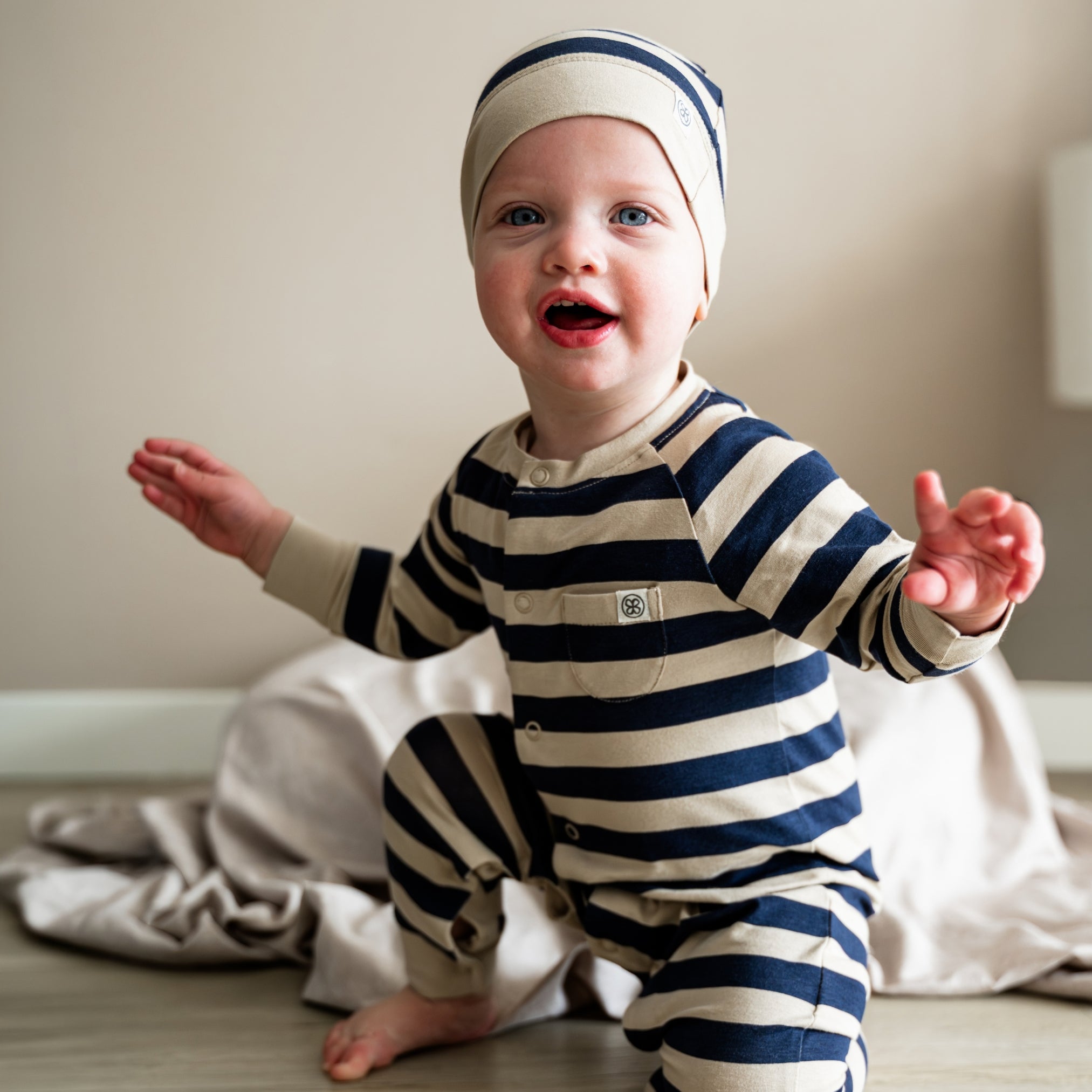 Combinaison bébé en Navy Stripe – UPF 50+