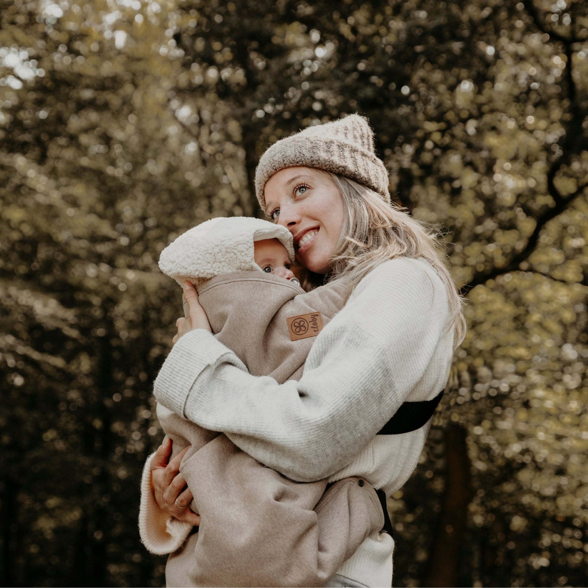 Baby in draagzak met Cloby's teddy deken
