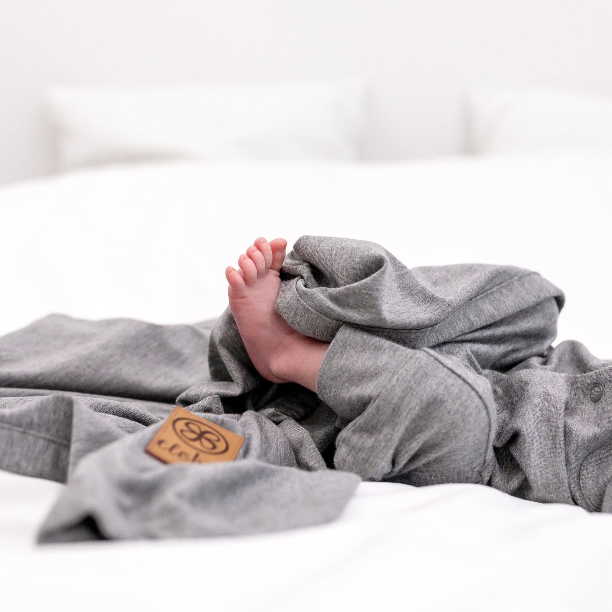 Combinaison bébé en Stone Grey – UPF 50+