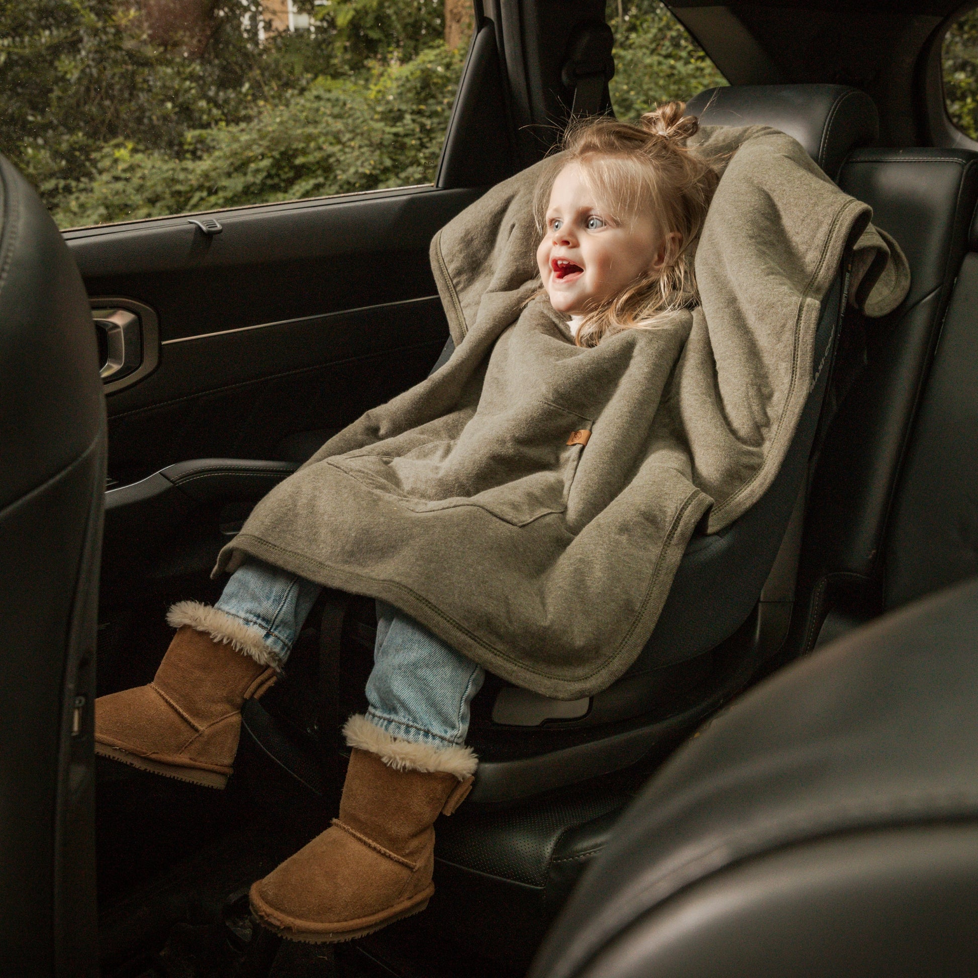 Forest Green Teddy Poncho, gedragen in autostoeltje