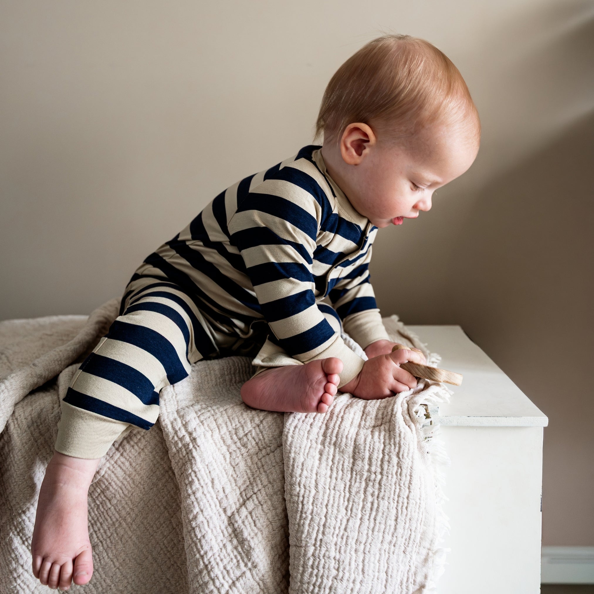 Combinaison bébé en Navy Stripe – UPF 50+