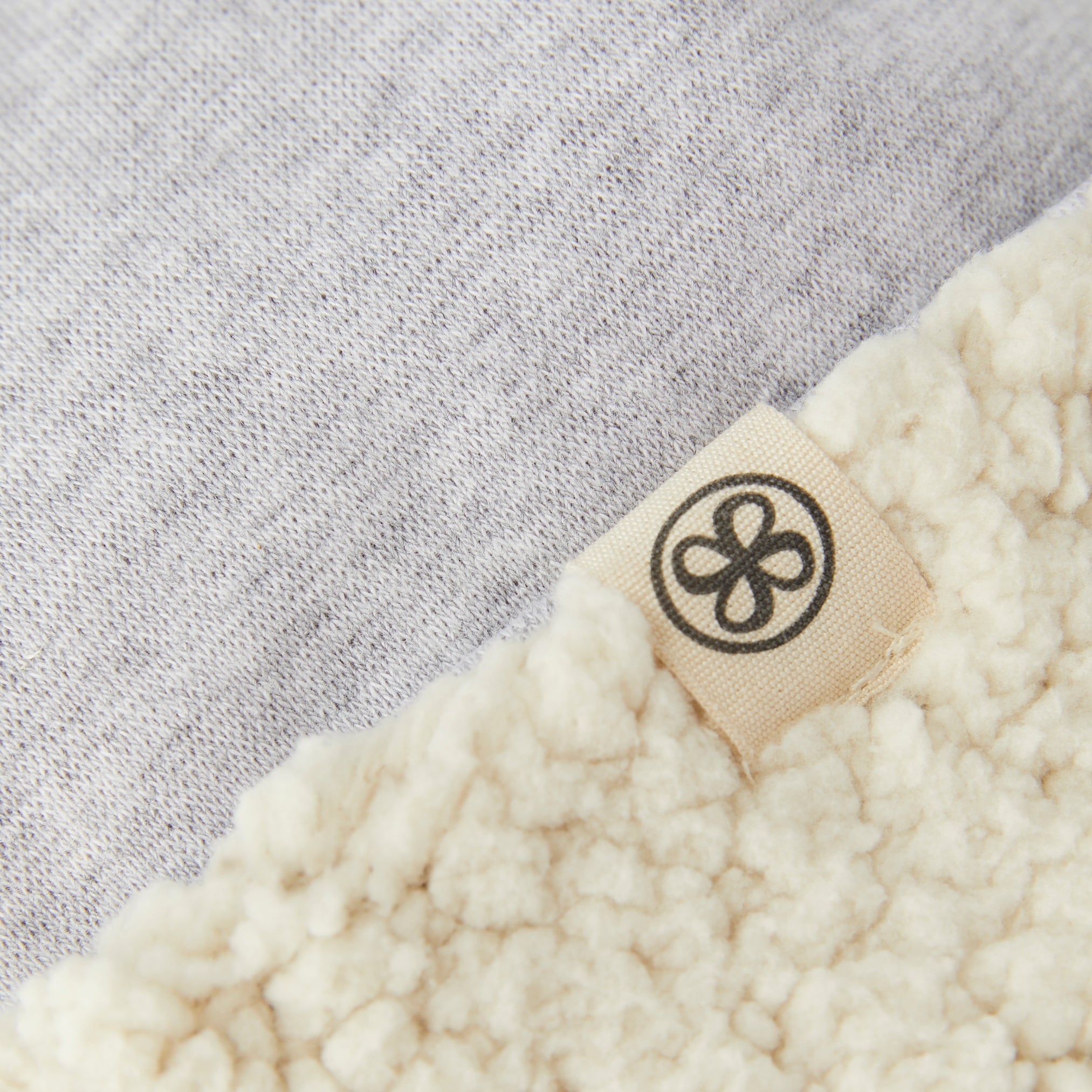 Details - Teddy muts grijs