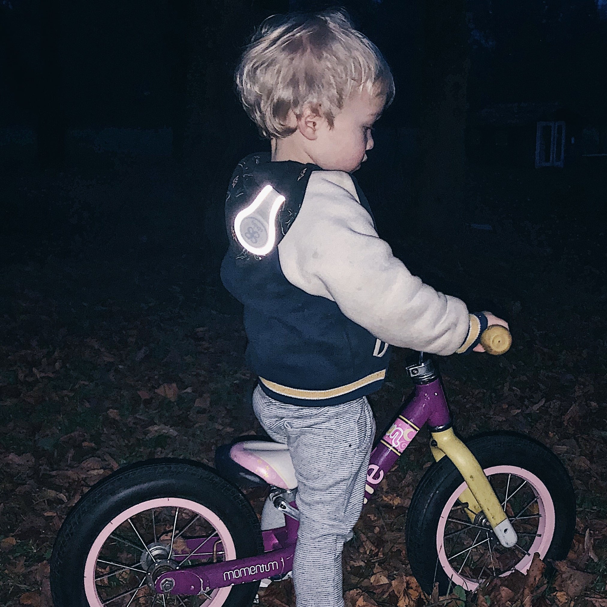 Reflecterende clips op kindje