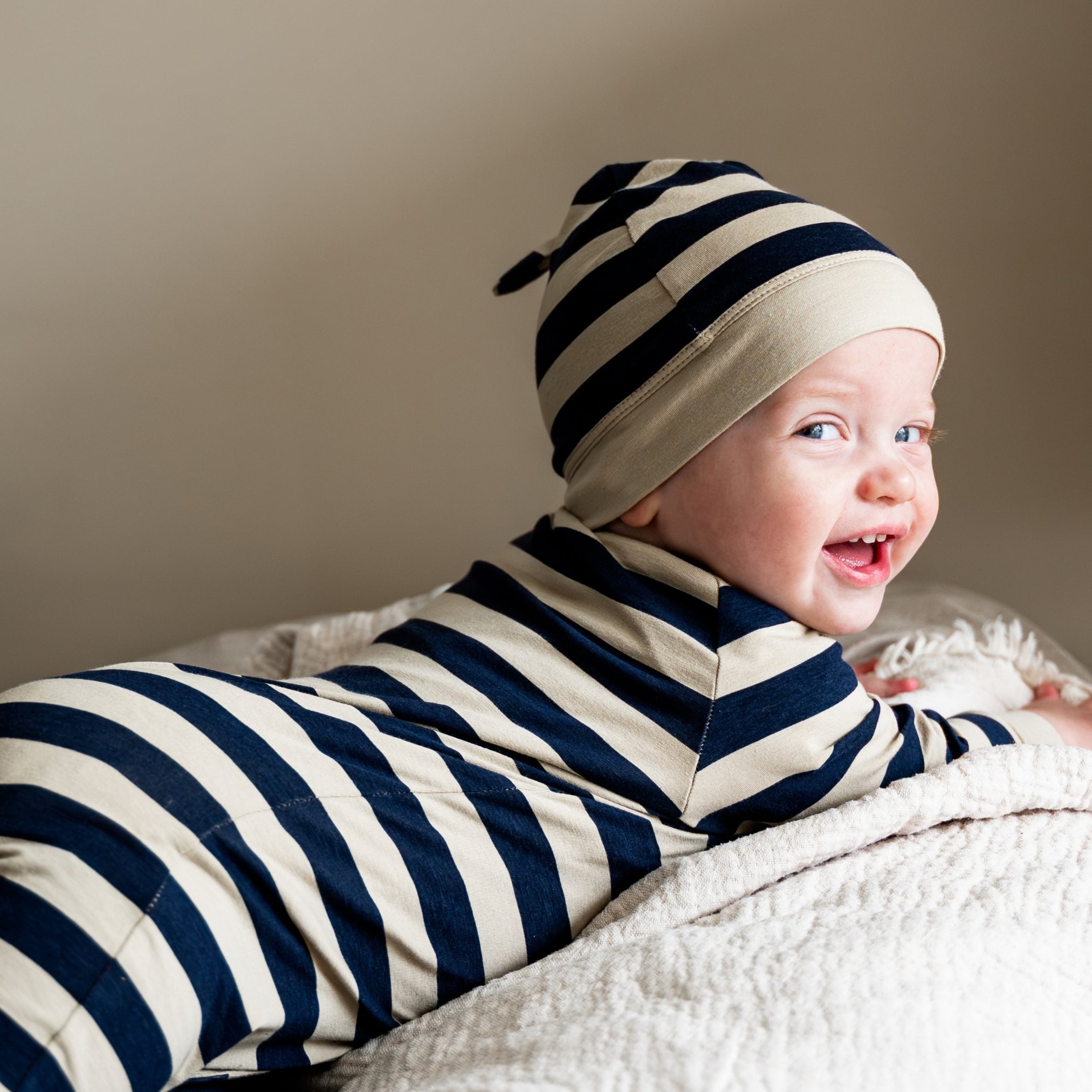 Combinaison bébé en Navy Stripe – UPF 50+