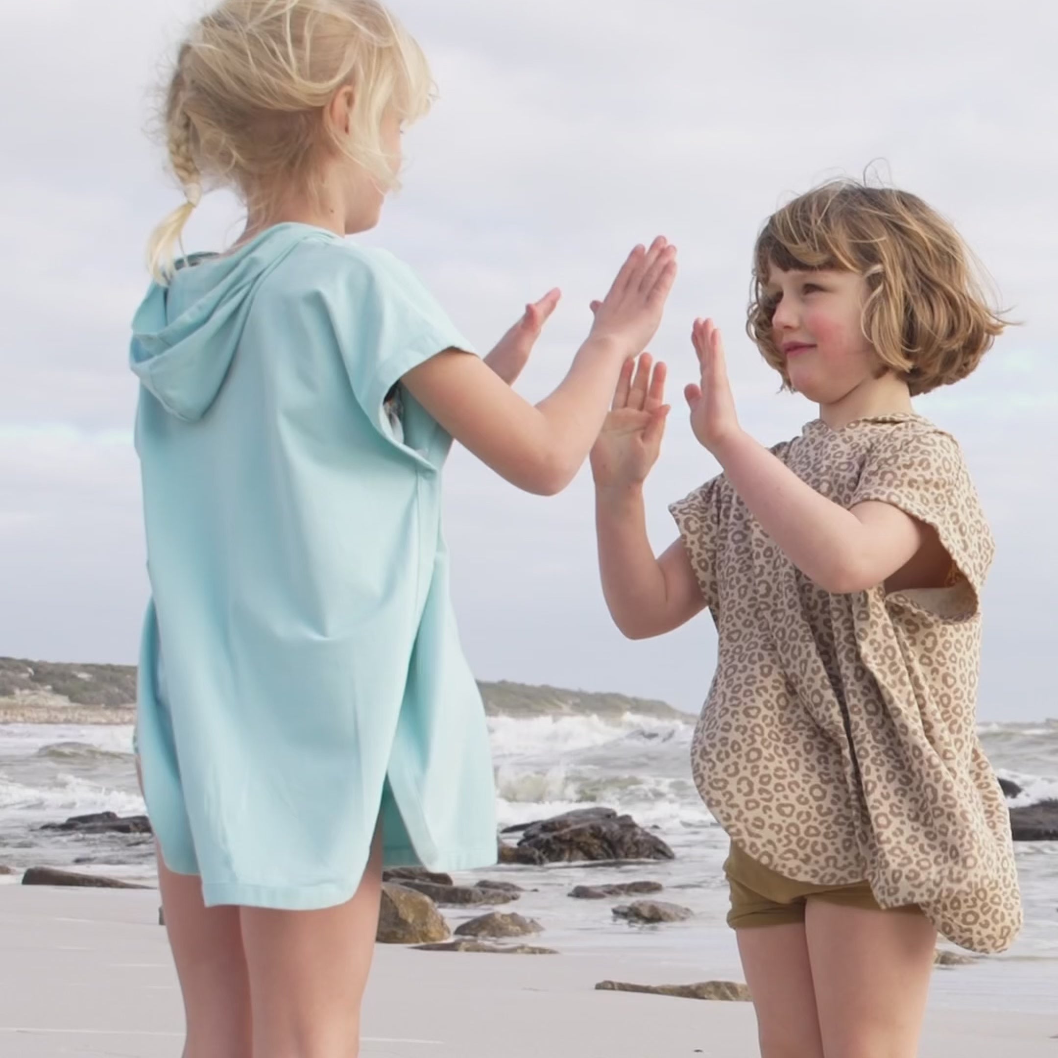 Video laden: UV-Poncho in Sea Blue – UPF 50+