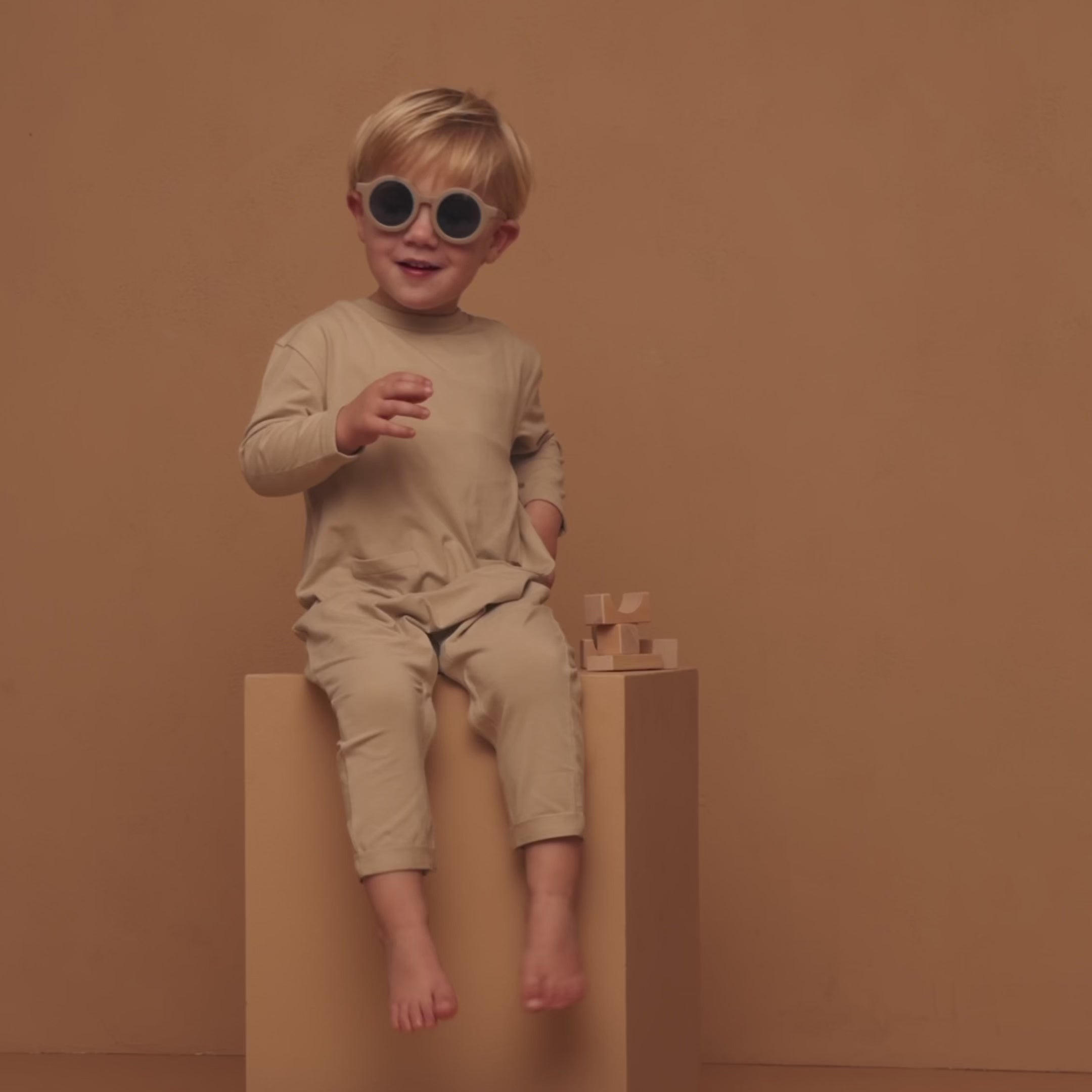 Charger la vidéo : Onesie en Sandy Beach – UPF 50+