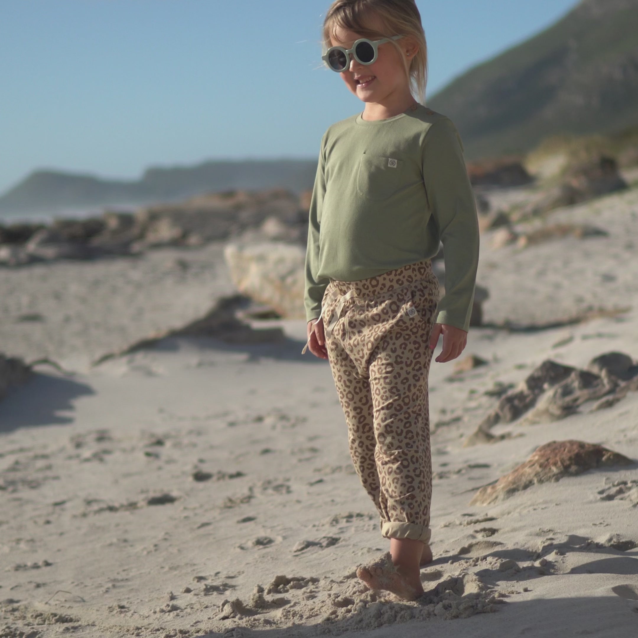 Charger la vidéo : Joggers en Leopard Brown – UPF 50+