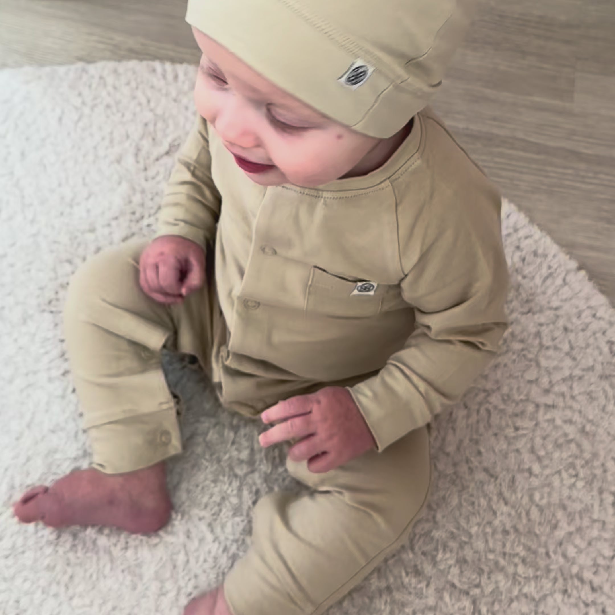 Charger la vidéo : Combinaison bébé en Sandy Beach – UPF 50+