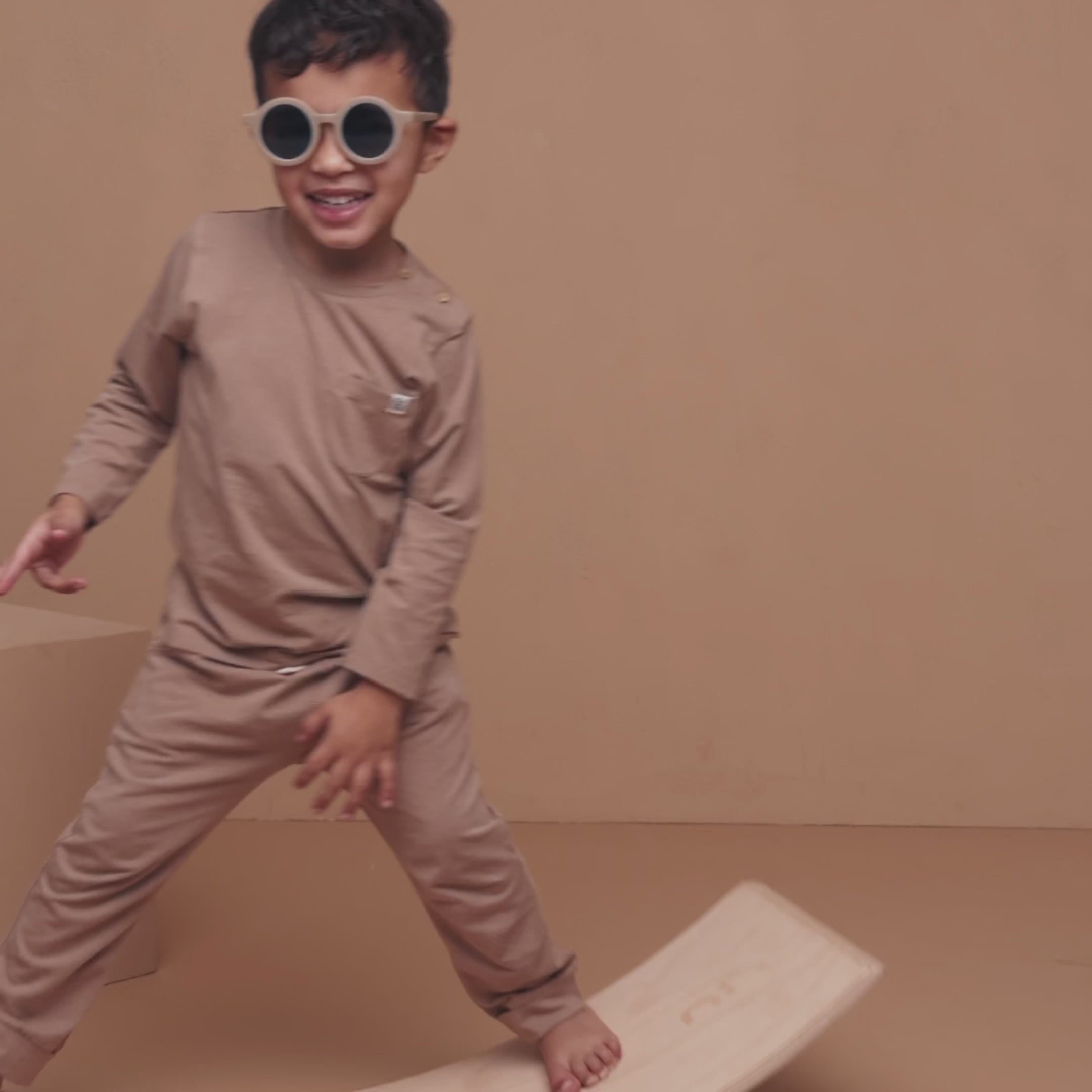 Video laden: Longsleeve in Peanut Brown – UPF 50+