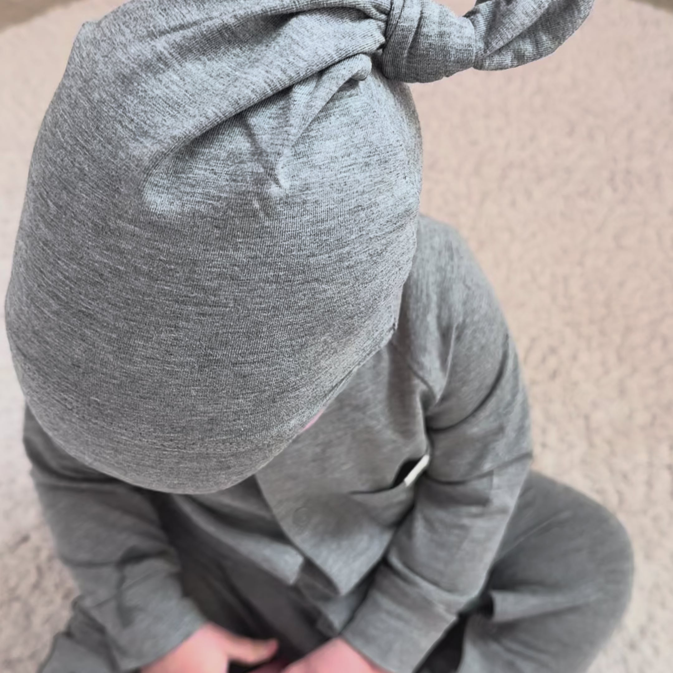 Cargar vídeo: Gorro con nudo en Stone Grey – UPF 50+