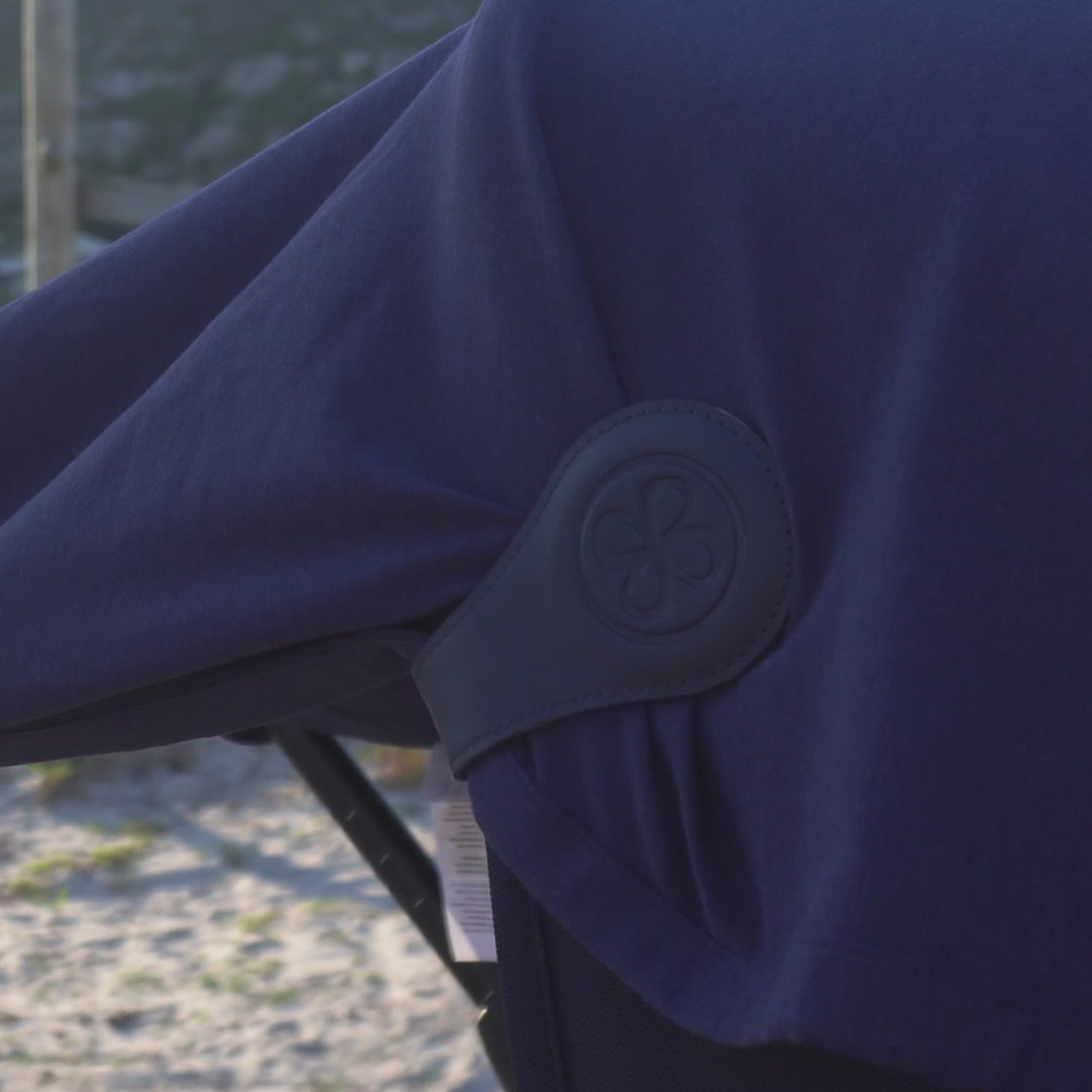 Cargar vídeo: Clips para manta – Navy (cuero)
