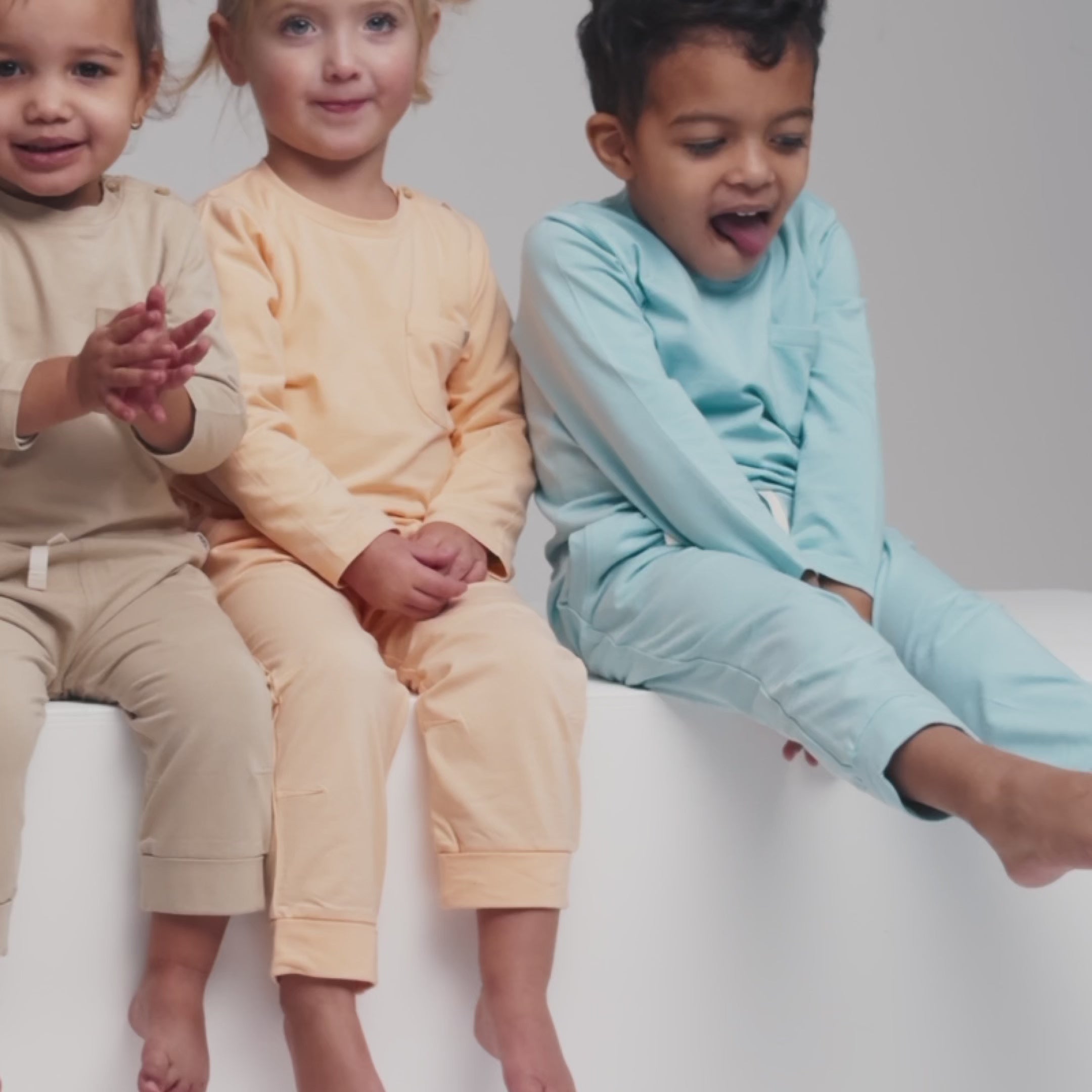 Video laden: Longsleeve in Peachy Summer – UPF 50+