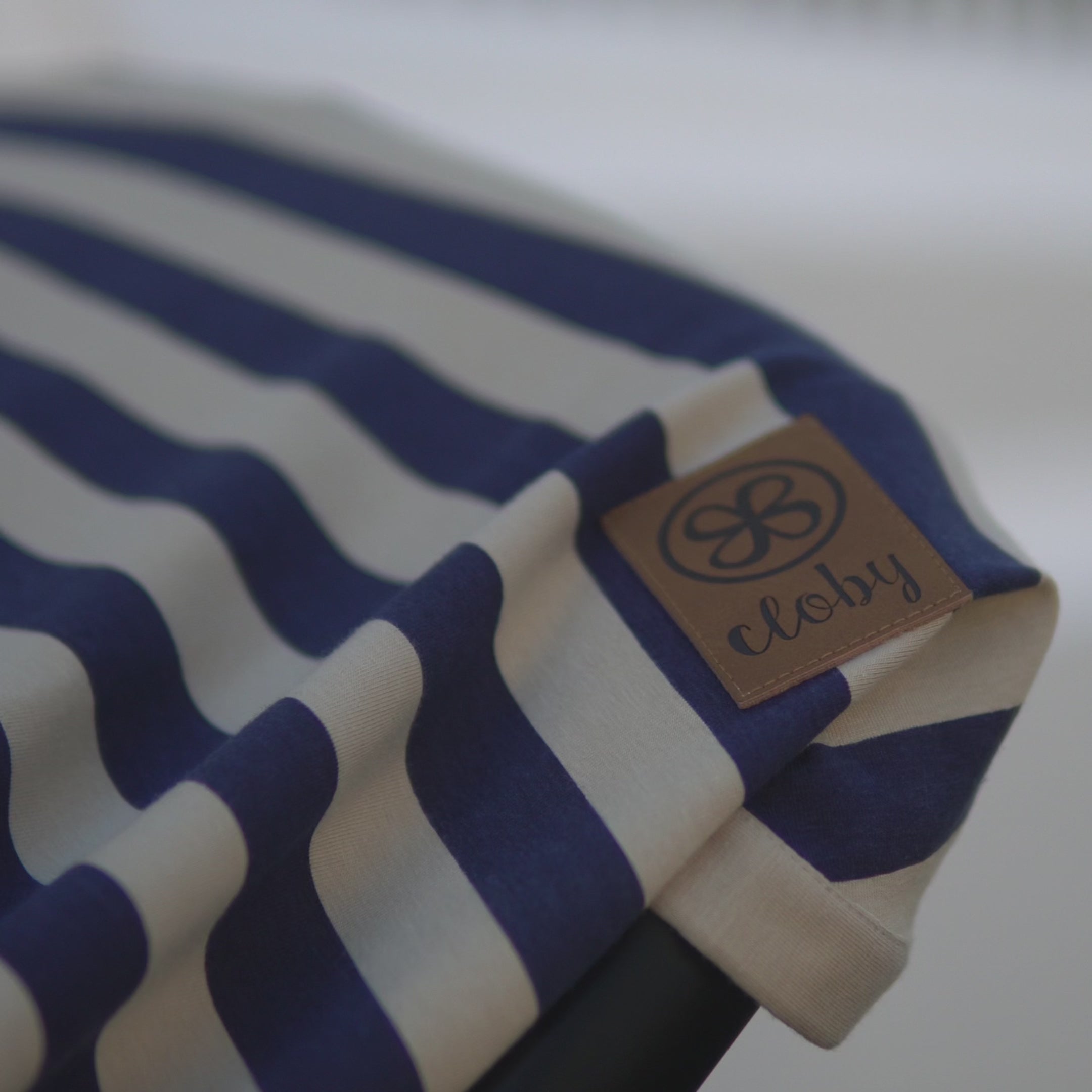 Charger la vidéo : Couverture UV en Navy/Sandy Stripe – UPF 50+