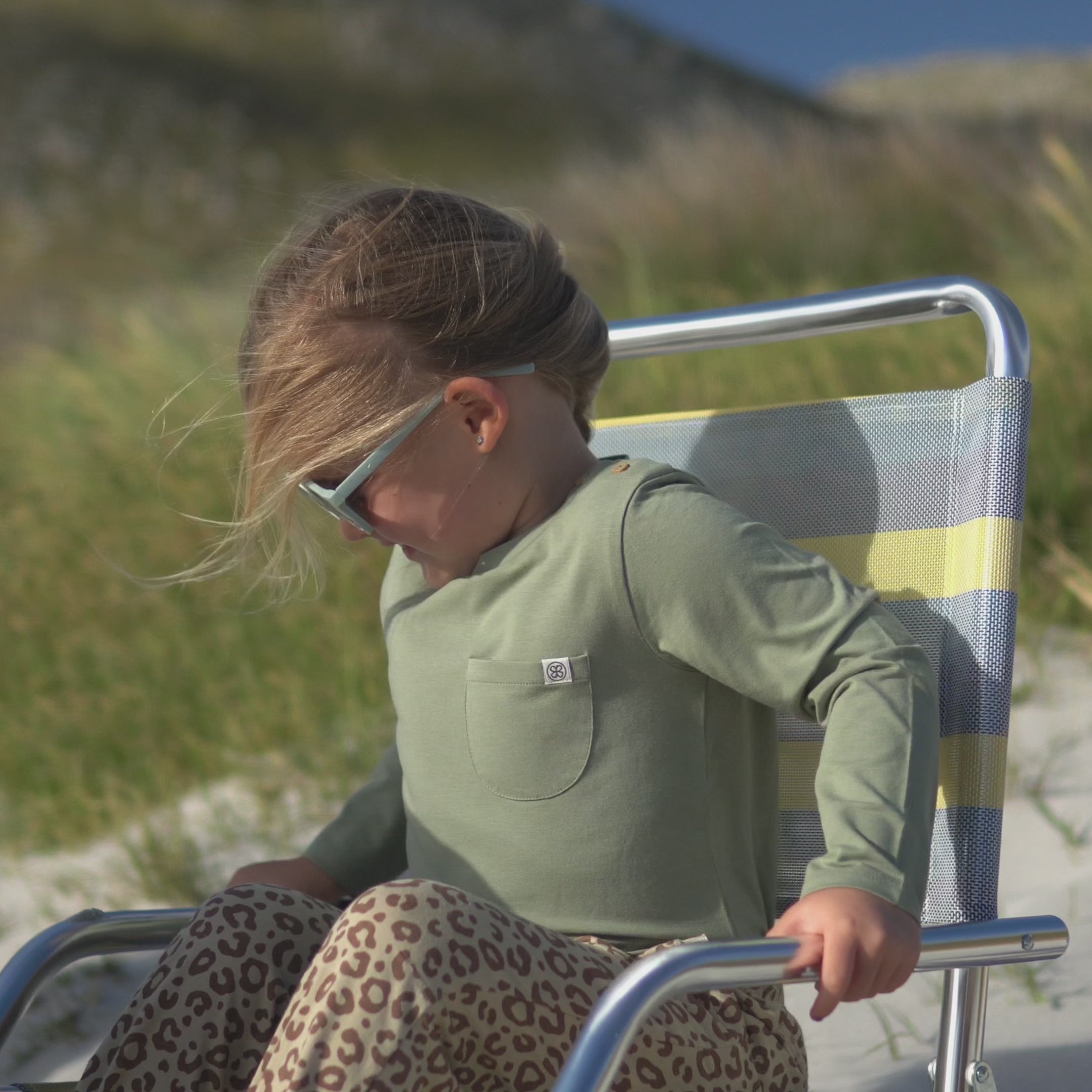 Charger la vidéo : T-shirt à manches longues en Olive Green – UPF 50+